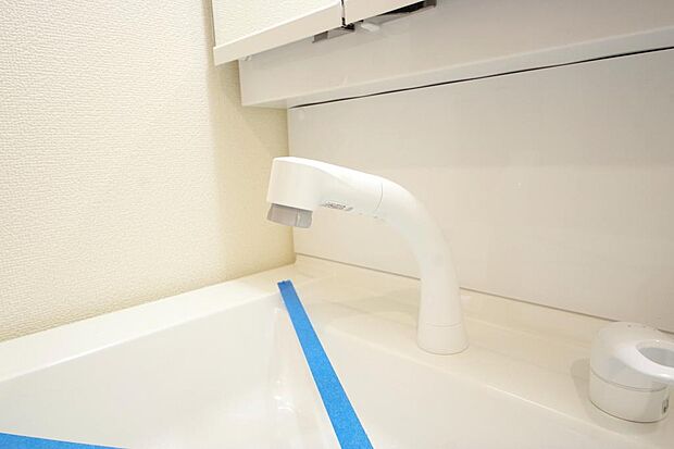洗面台の給水口はホースが伸びるので朝シャン出来ます。シングルレバーでお湯の温度も楽々調整出来ます。