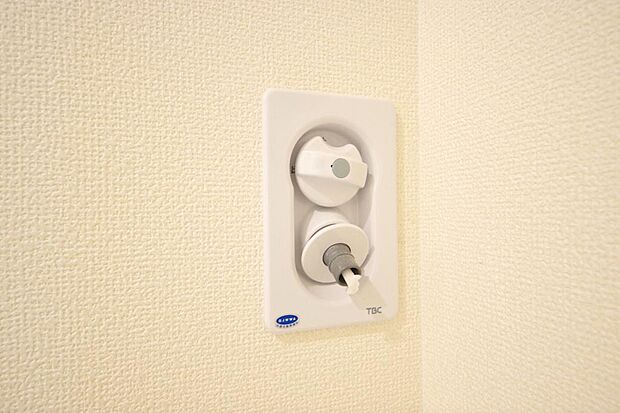 洗濯機用の給水口には蛇口ではなく、全自動洗濯機が設置できる専用の給水口が設置されております。