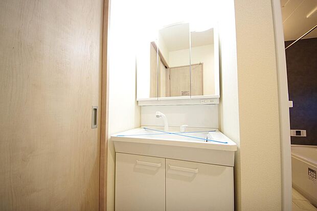 家族全員で利用するパブリックスペースとなりますので、鏡周りの収納ですっきり洗面台がご利用いただけます