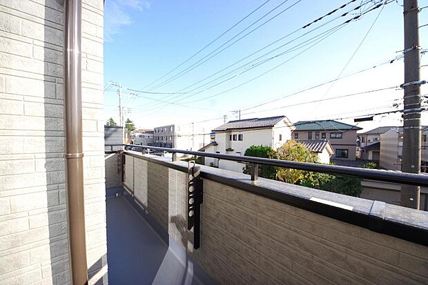 陽光あふれるバルコニーは、たくさんの光を浴びることができるのでお洗濯物やお布団もしっかり干せます。