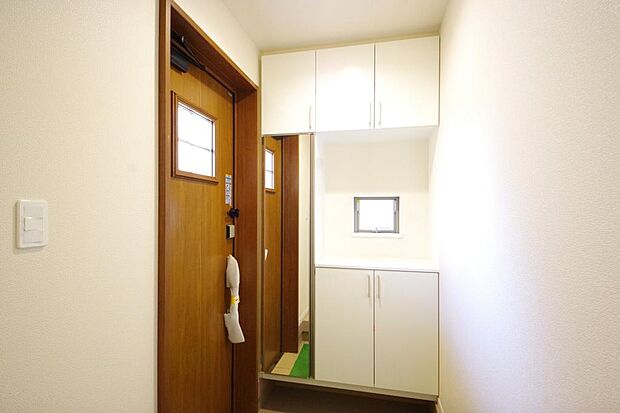 棚板が多く、沢山のの靴が収納可能。棚板は稼働可能ですのでブーツやヒールの高い靴も収納でき便利です。