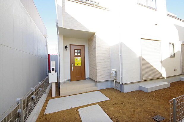 玄関はいわばその邸宅の顔です。だからこそ、迎賓のためにしつらえを細部まで施しました。