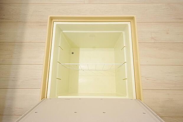 ミネラルウォーター、缶詰、非常食のストックに便利です。空間を有効に利用した収納です。