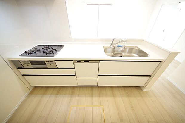 キッチンには耐久性が高く、お手入れも簡単で人工大理石トップを採用して、キッチンを優雅に演出しました。