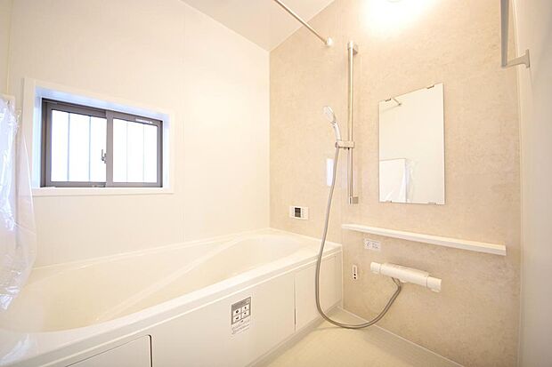 心地よい入浴タイムを追求した大きな浴槽とアクセントパネルで、より高級感が演出されます。