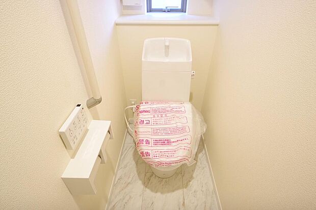 少ない水を有効に使って、汚れも効率よく洗浄します。便器は奥までふちのない掃除がしやすい形状です。