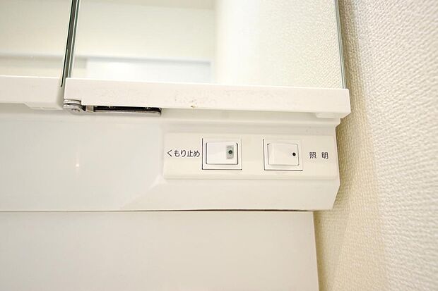 洗面台には、照明とコンセントが標準装備されております。コンセントの容量は1300Wまで大丈夫です。