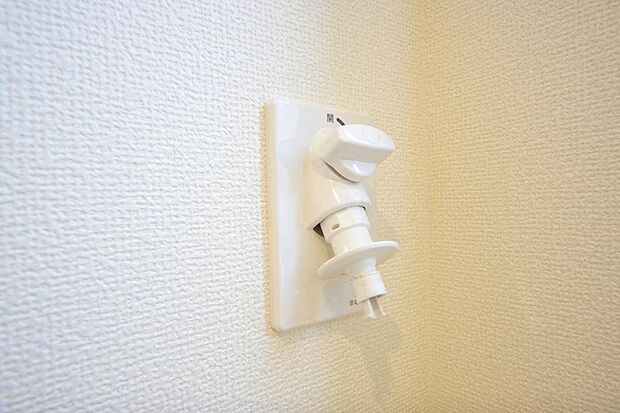 洗濯機用の給水口には蛇口ではなく、全自動洗濯機が設置できる専用の給水口が設置されております。