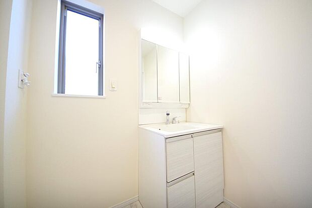 家族全員で利用するパブリックスペースとなりますので、鏡周りの収納ですっきり洗面台がご利用いただけます