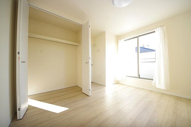 木の質感が優しい床材と豊富な収納が特徴的な、心に温かさを感じる内装です。