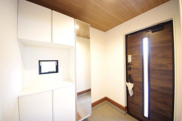 棚板が多く、沢山のの靴が収納可能。棚板は稼働可能ですのでブーツやヒールの高い靴も収納でき便利です。