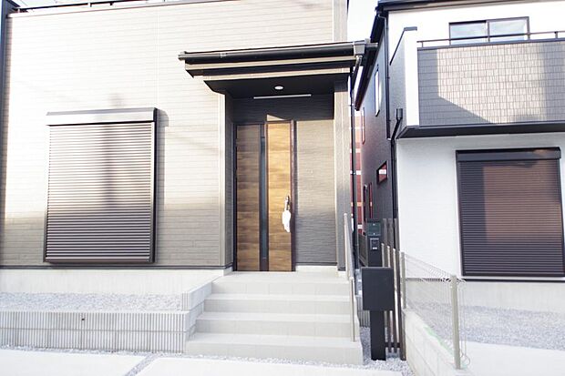 玄関はいわばその邸宅の顔です。だからこそ、迎賓のためにしつらえを細部まで施しました。