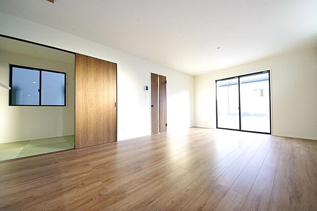 明るい陽光が差し込み開放的なリビング　ダイニングを演出し、ゆとりある空間はご満足いただけます。