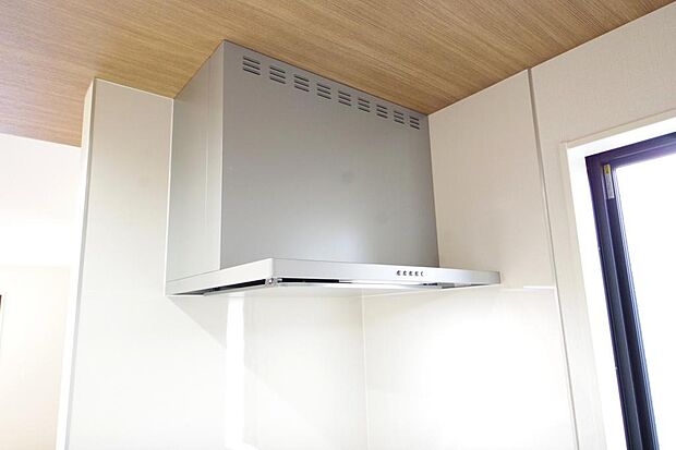 キッチン上部には、ブーツ型の照明付きのレンジフードが標準装備されております。