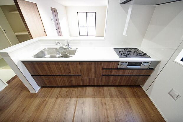 キッチンには耐久性が高く、お手入れも簡単で人工大理石トップを採用して、キッチンを優雅に演出しました。