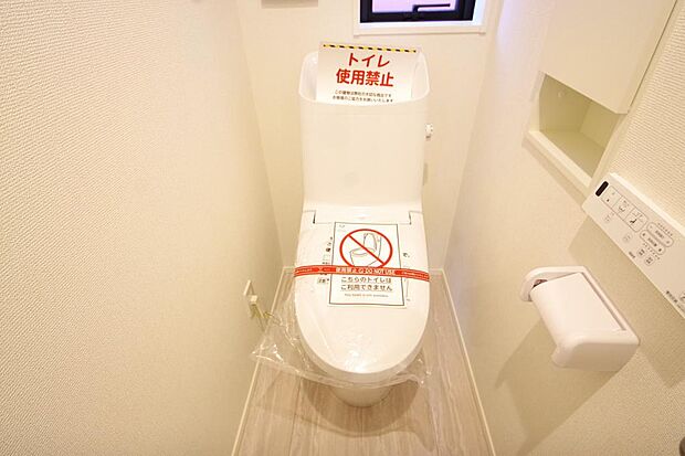 少ない水を有効に使って、汚れも効率よく洗浄します。便器は奥までふちのない掃除がしやすい形状です。