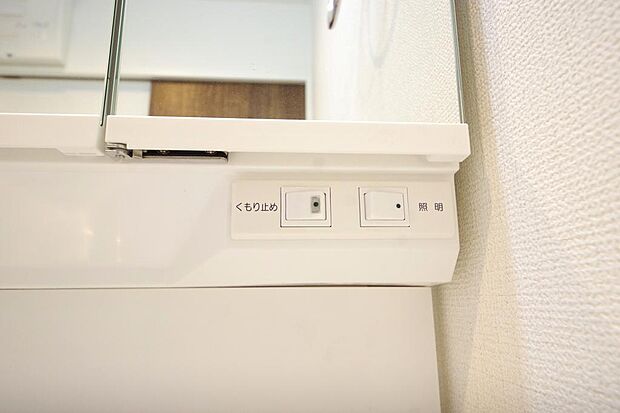 洗面台には、照明とコンセントが標準装備されております。コンセントの容量は1200Wまで大丈夫です。