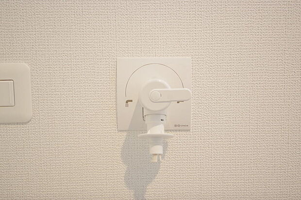 洗濯機用の給水口には蛇口ではなく、全自動洗濯機が設置できる専用の給水口が設置されております。