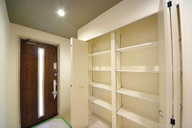 棚板が多く、沢山の靴が収納可能。棚板は稼働可能ですのでブーツやヒールの高い靴も収納でき便利です。