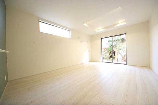 明るい陽光が差し込み開放的なリビング　ダイニングを演出し、ゆとりある空間はご満足いただけます。