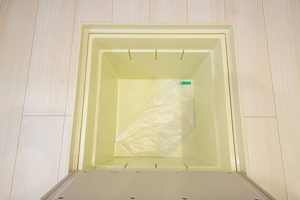 ミネラルウォーター、缶詰、非常食のストックに便利です。空間を有効に利用した収納です。