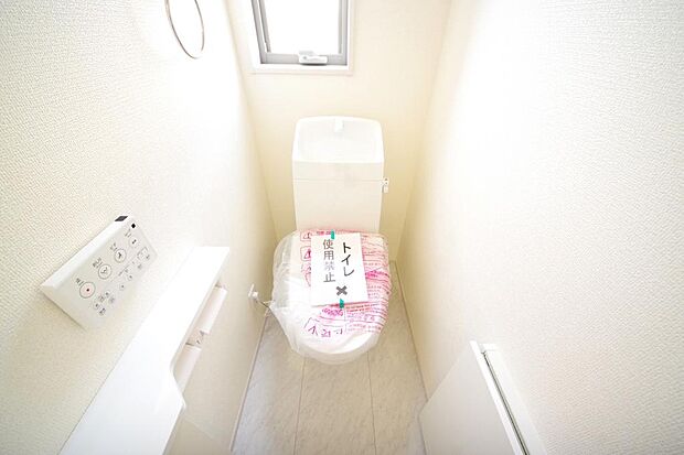 少ない水を有効に使って、汚れも効率よく洗浄します。便器は奥までふちのない掃除がしやすい形状です。