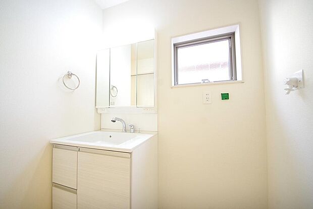 家族全員で利用するパブリックスペースとなりますので、鏡周りの収納ですっきり洗面台がご利用いただけます