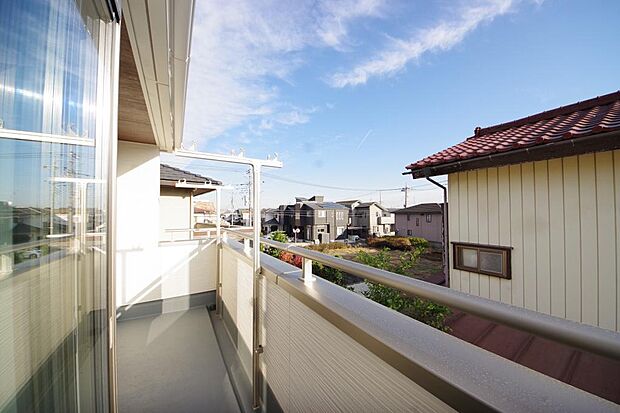 陽光あふれるバルコニーは、たくさんの光を浴びることができるのでお洗濯物やお布団もしっかり干せます。