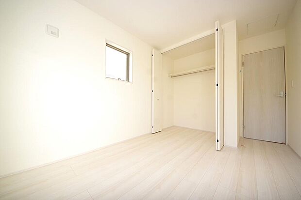 木の質感が優しい床材と豊富な収納が特徴的な、心に温かさを感じる内装です。