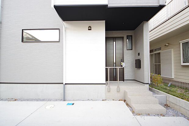 玄関はいわばその邸宅の顔です。だからこそ、迎賓のためにしつらえを細部まで施しました。