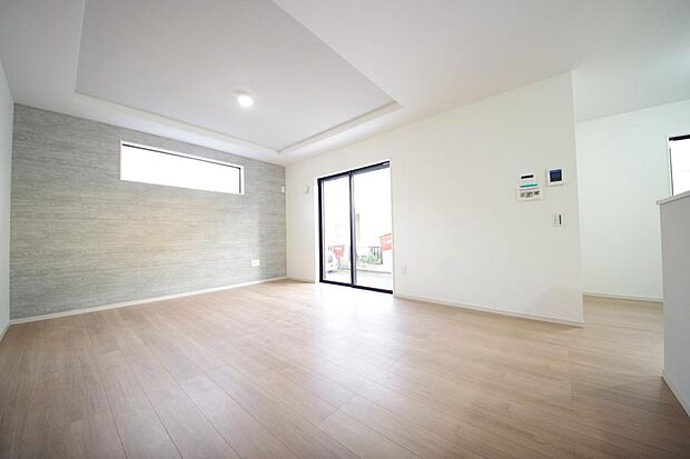 明るい陽光が差し込み開放的なリビング ダイニングを演出し、ゆとりある空間はご満足いただけます。