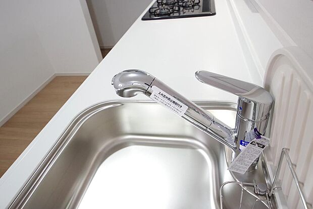 キッチンの水栓はホースが伸びますので、大きな鍋も楽に洗う事が出来ます。浄水器もビルトインです。