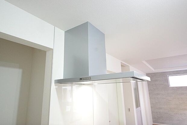 キッチン上部には、ブーツ型の照明付きのレンジフードが標準装備されております。