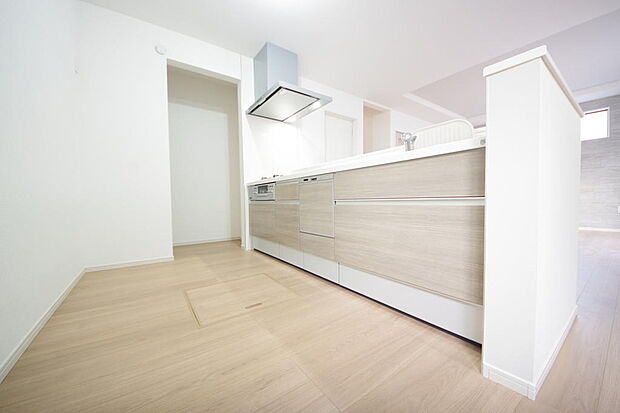 キッチンには耐久性が高く、お手入れも簡単で人工大理石トップを採用して、キッチンを優雅に演出しました。