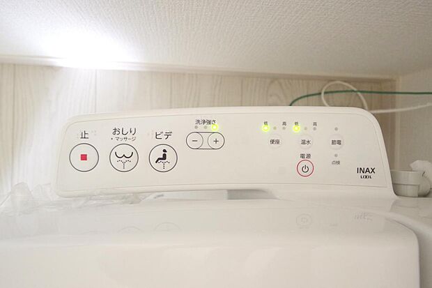 ウォシュレット機能 暖房便座は必需品です。1階 2階の両方のトイレに付いてます。