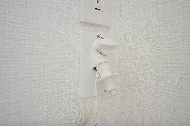 洗濯機用の給水口には蛇口ではなく、全自動洗濯機が設置できる専用の給水口が設置されております。