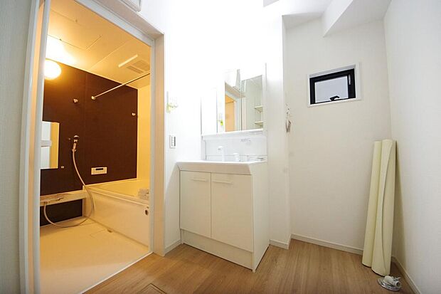 家族全員で利用するパブリックスペースとなりますので、鏡周りの収納ですっきり洗面台がご利用いただけます