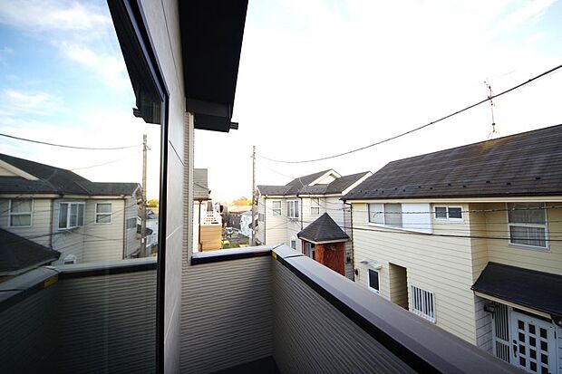 陽光あふれるバルコニーは、たくさんの光を浴びることができるのでお洗濯物やお布団もしっかり干せます。