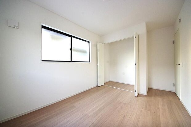 木の質感が優しい床材と豊富な収納が特徴的な、心に温かさを感じる内装です。