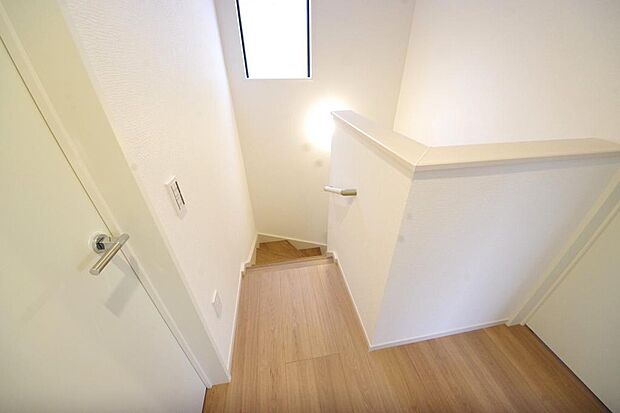 階段には手すりを標準装備することで、お子様やご高齢者の安全性にも配慮しております。