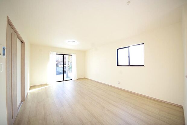 明るい陽光が差し込み開放的なリビング　ダイニングを演出し、ゆとりある空間はご満足いただけます。