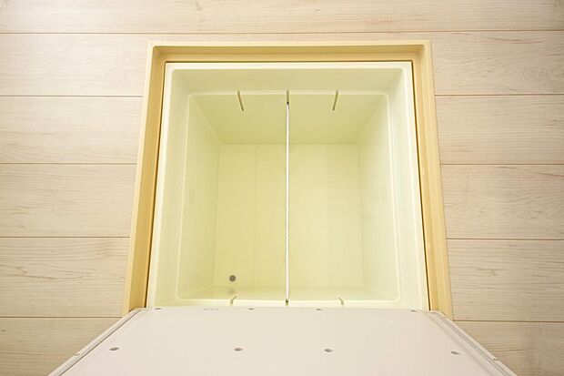 ミネラルウォーター、缶詰、非常食のストックに便利です。空間を有効に利用した収納です。