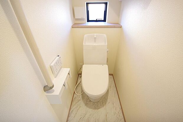 少ない水を有効に使って、汚れも効率よく洗浄します。便器は奥までふちのない掃除がしやすい形状です。