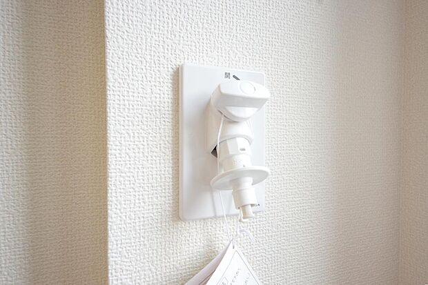 洗濯機用の給水口には蛇口ではなく、全自動洗濯機が設置できる専用の給水口が設置されております。