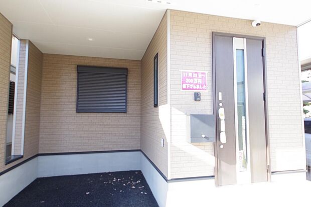 玄関はいわばその邸宅の顔です。だからこそ、迎賓のためにしつらえを細部まで施しました。