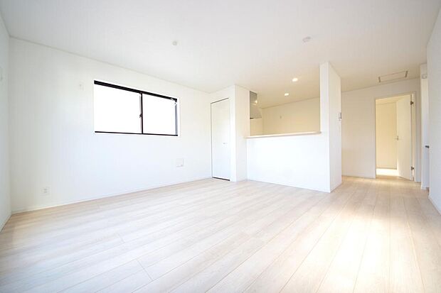 明るい陽光が差し込み開放的なリビング　ダイニングを演出し、ゆとりある空間はご満足いただけます。