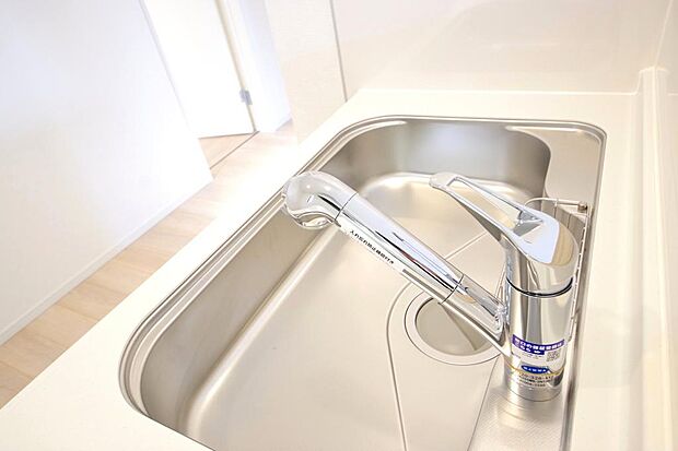 キッチンの水栓はホースが伸びますので、大きな鍋も楽に洗う事が出来ます。また、浄水器もビルトインです。