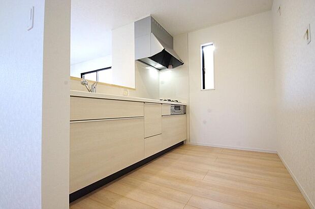 リビング　ダイニング全体が見渡せるキッチンは、リビングのお子様の様子を見守りながら家事ができます。