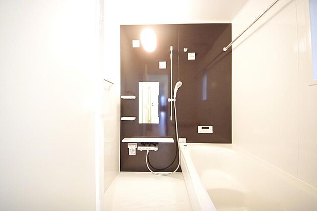 １日の疲れを癒す大切な場所です。追焚き機能も付いておりますので、帰りが遅くなっても安心できます。