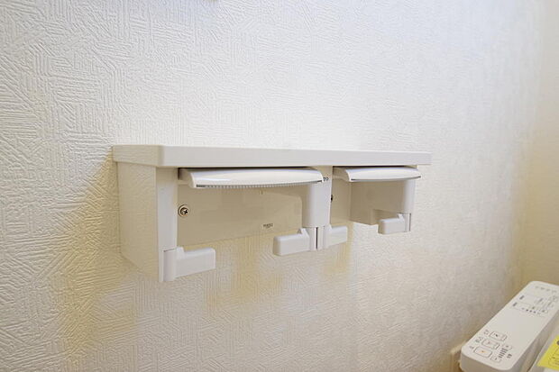 トイレ内のペーパーホルダーは、しっかりとした押さえ付き横型ダブルホルダーが標準装備されています。